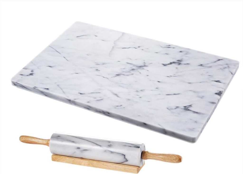 Test : planche à pâtisserie JEmarble avec rouleau en bois et pieds antidérapants