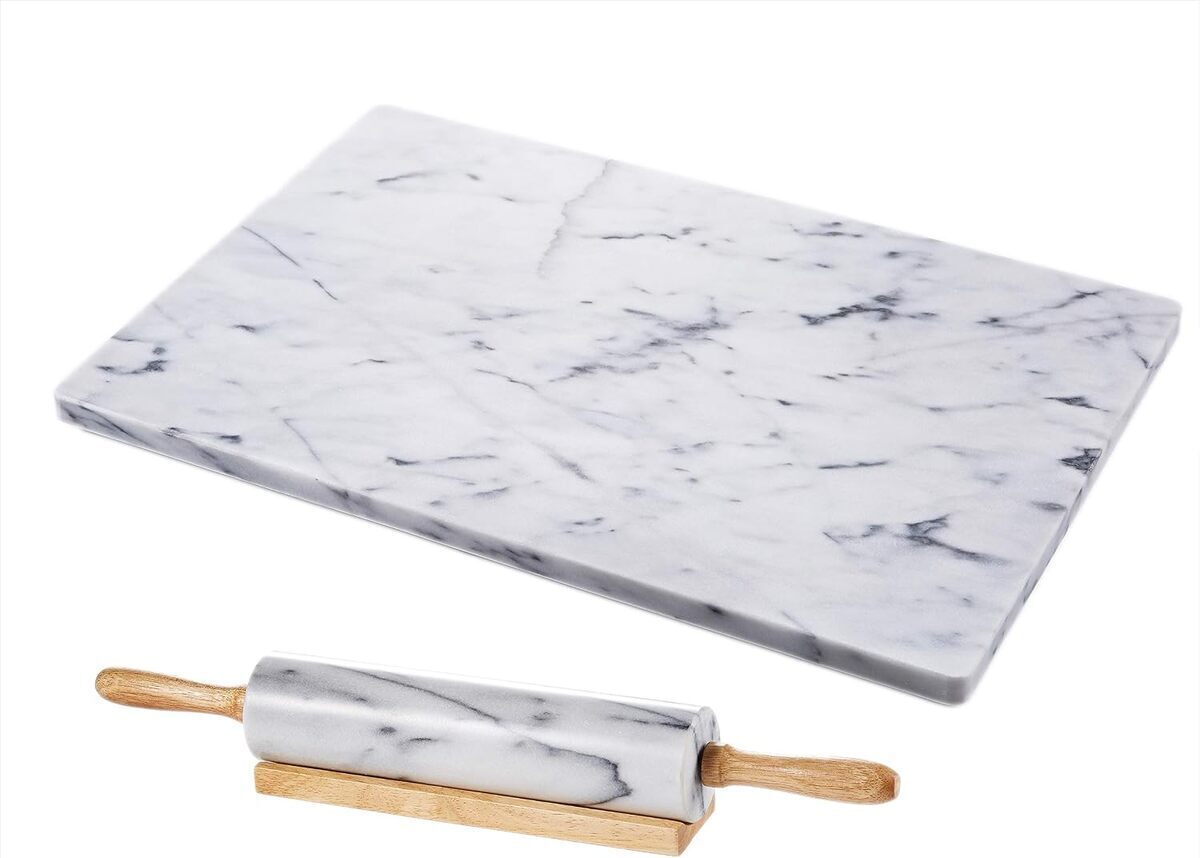 Test : planche à pâtisserie JEmarble avec rouleau en bois et pieds antidérapants