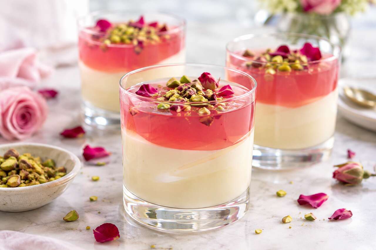 Recette de crème de chocolat blanc à la fleur d'oranger et gelée de roses